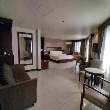 Mandarin Plaza Hotel Cebu Exterior foto